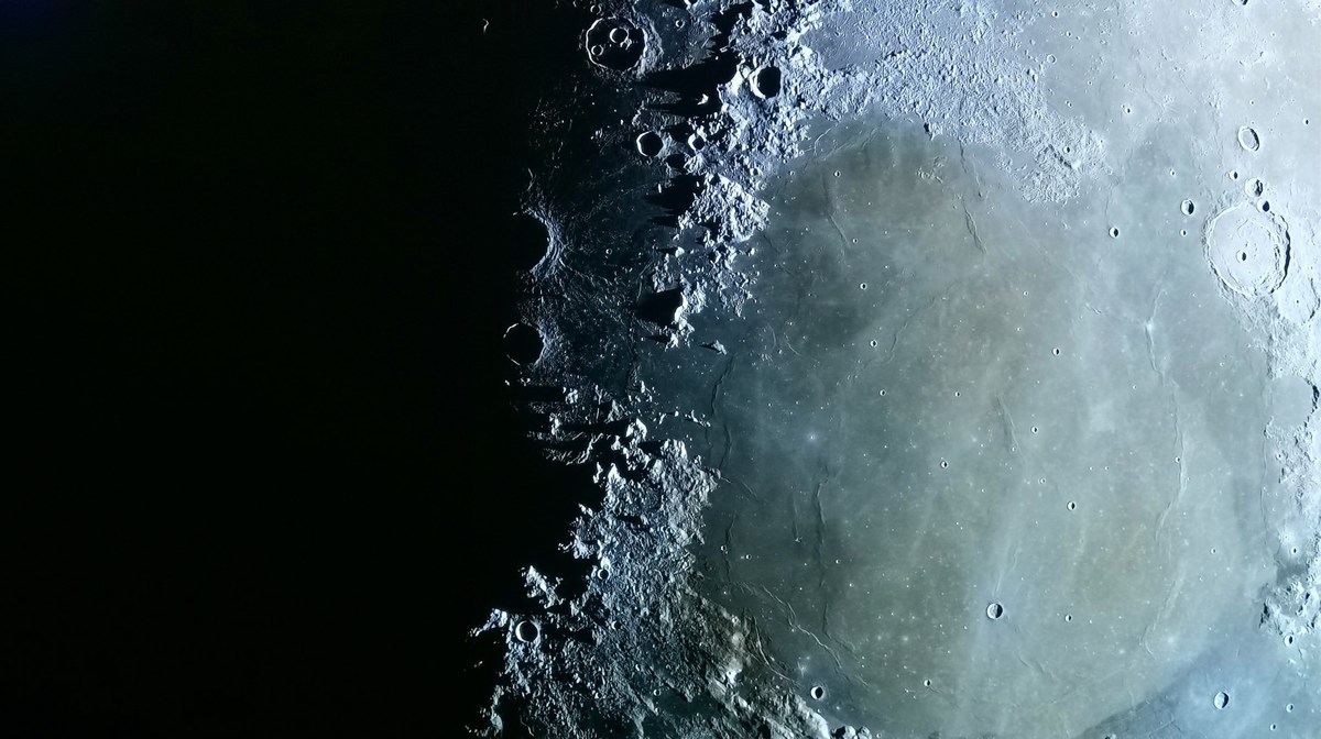 Des noirs parfaits sur cette image de la Lune.