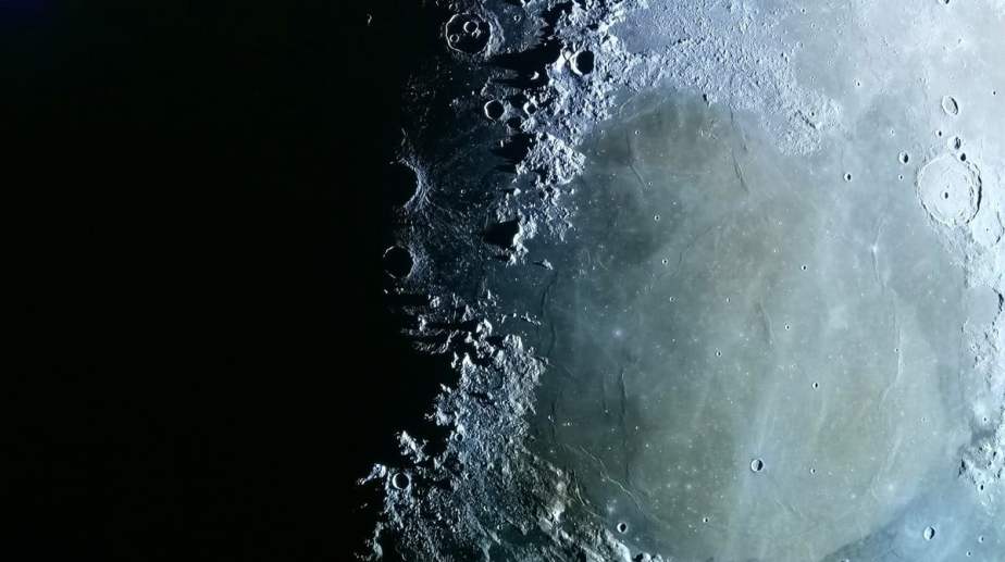 Des noirs parfaits sur cette image de la Lune.