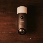 La caméra de surveillance avec luminiare intégré Thomson Rheita 100 // Source : FRANDROID / Anthony WONNER