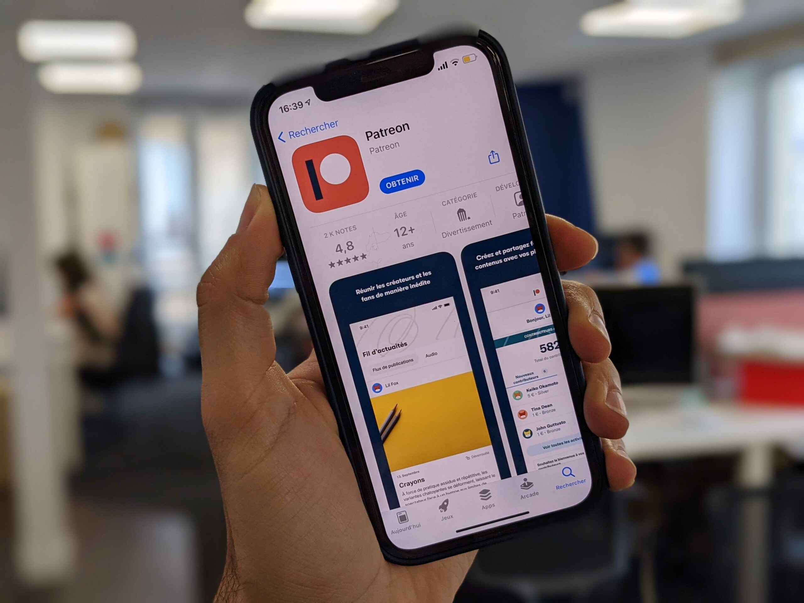 Un iPhone affichant la page App Store de Patreon