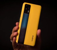 Le dos du Realme GT dans sa version jaune et cuir végétal // Source : Anthony Wonner - Frandroid