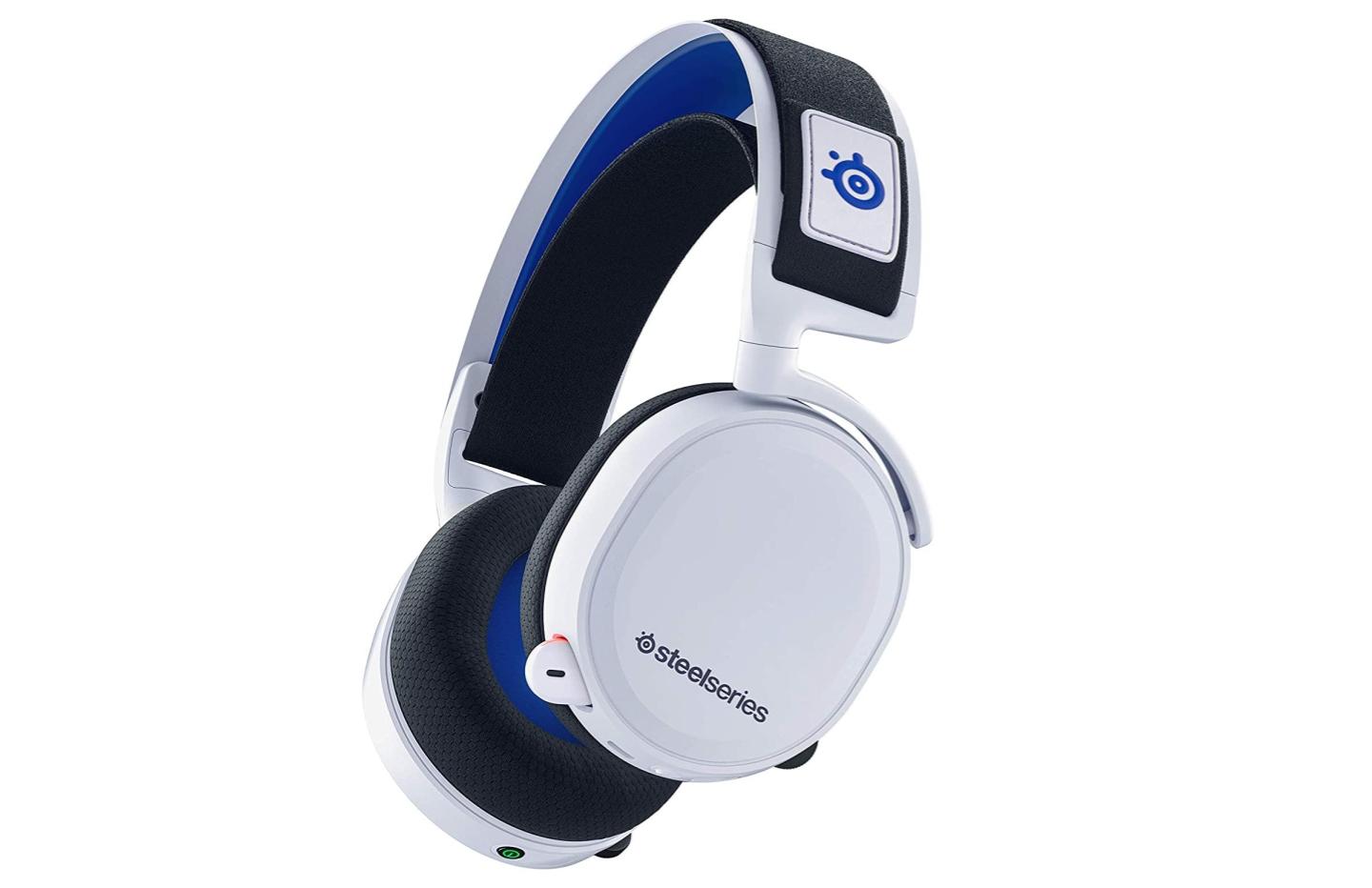 Le casque sans fil SteelSeries Artics 7P aux couleurs blanches, noires et bleues de la PS5