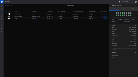 La liste des appareils UniFi, avec le panneau de réglages en surimpression