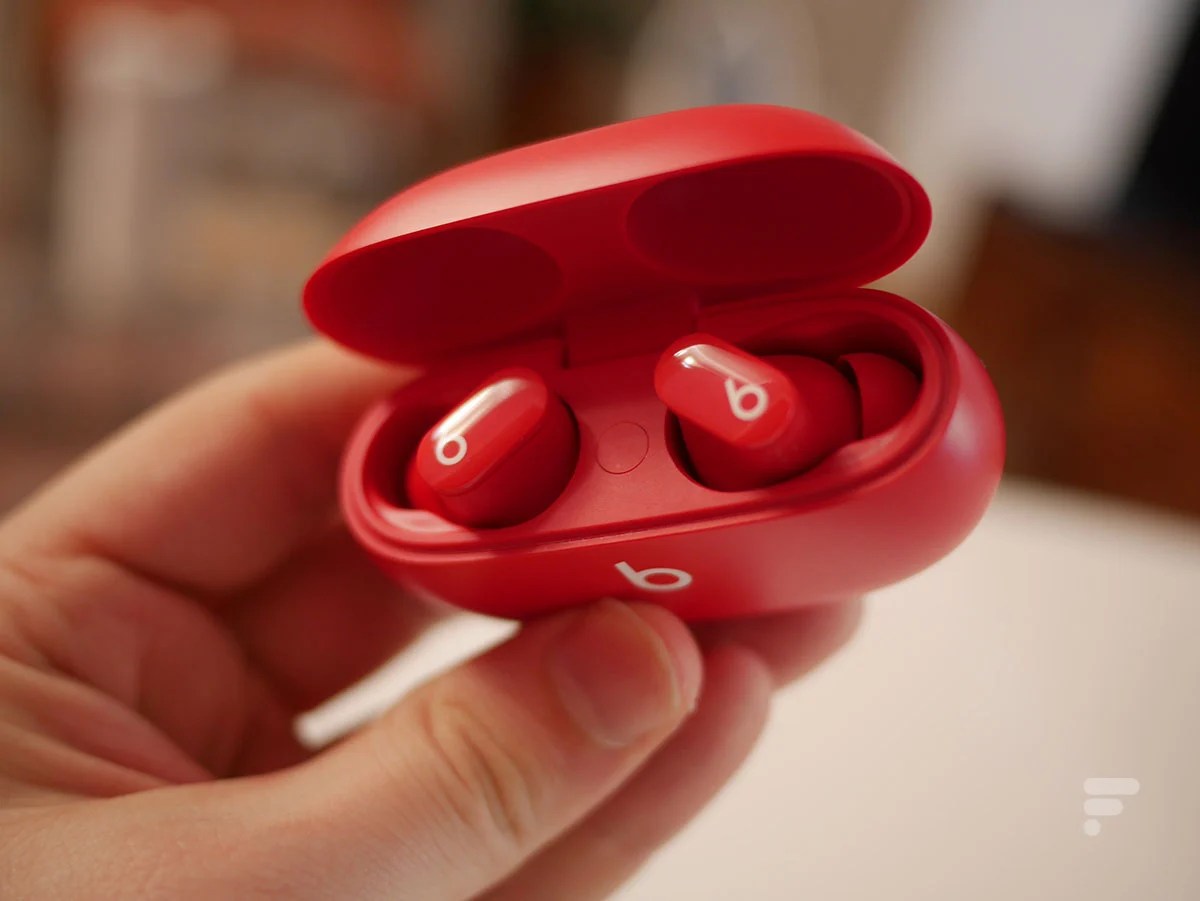 Le bouton d'appairage dans le boîtier des Beats Studio Buds