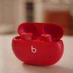 Le boîtier des premiers Beats Studio Buds // Source : Frandroid