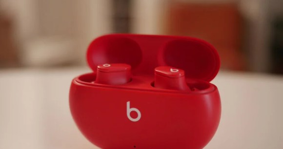 Le boîtier des premiers Beats Studio Buds // Source : Frandroid