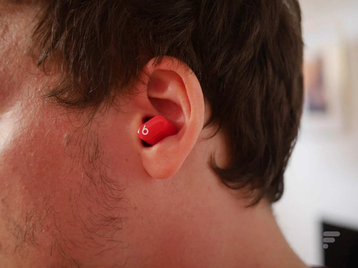 Les Beats Studio Buds tiennent bien dans les oreilles