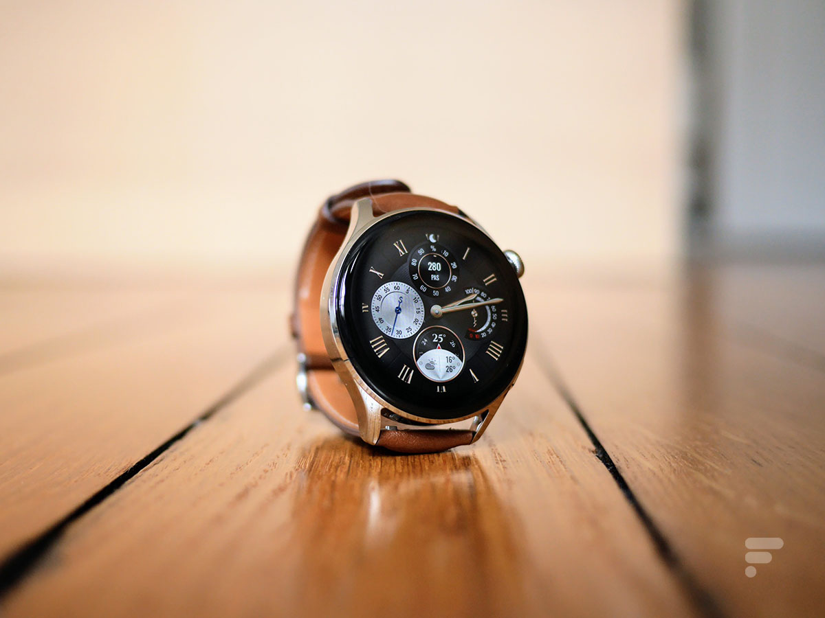 La Huawei Watch 3 avec un bracelet en cuir