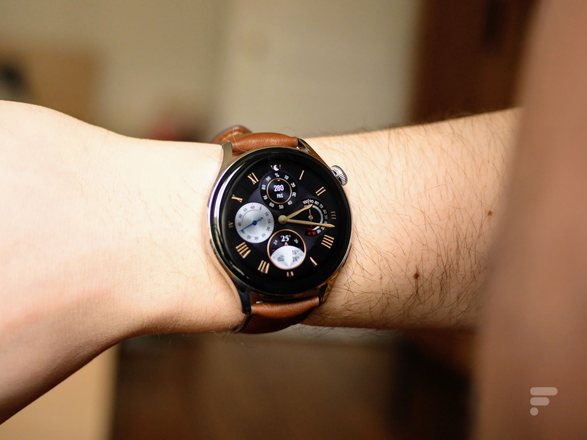 La montre connectée Huawei Watch 3 est imposante au poignet