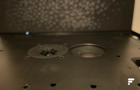 Les deux haut-parleurs cachés sous le cadre-enceinte Symfonisk d'Ikea et Sonos // Source : FRANDROID / Melinda DAVAN-SOULAS