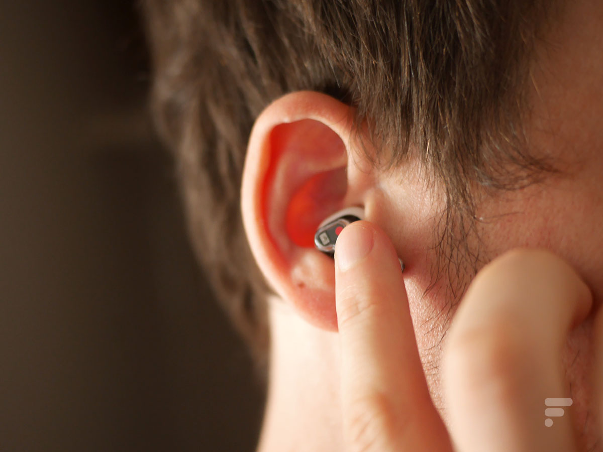 Les écouteurs Nothing Ear 1 se contrôlent à l'aide de surfaces tactiles