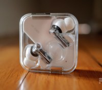 Les écouteurs Nothing Ear 1 se rechargent dans leur boîtier // Source : Frandroid