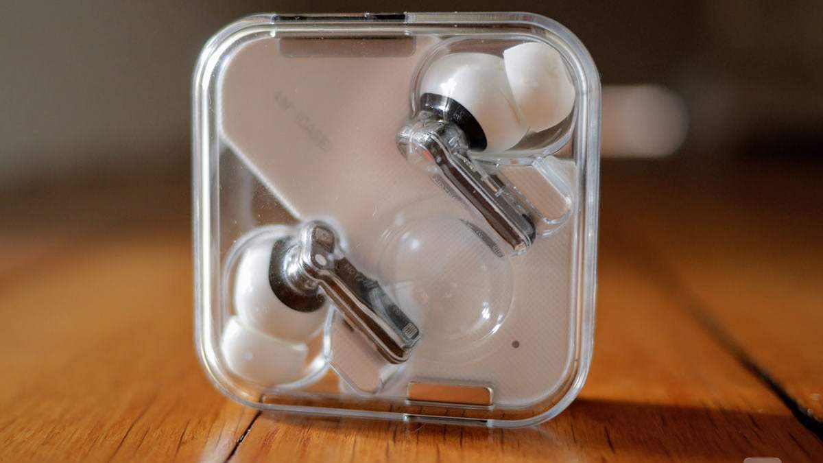 Les écouteurs Nothing Ear 1 se rechargent dans leur boîtier