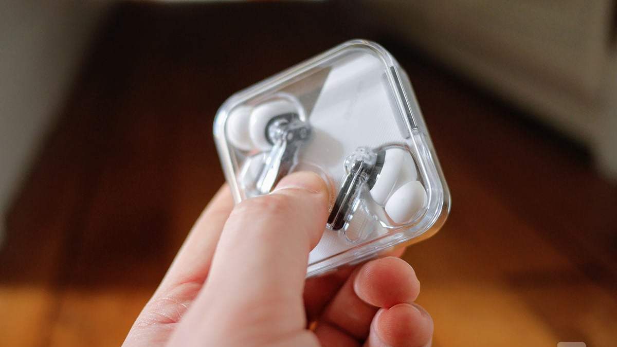 Les écouteurs Nothing Ear 1 dans leur boîtier