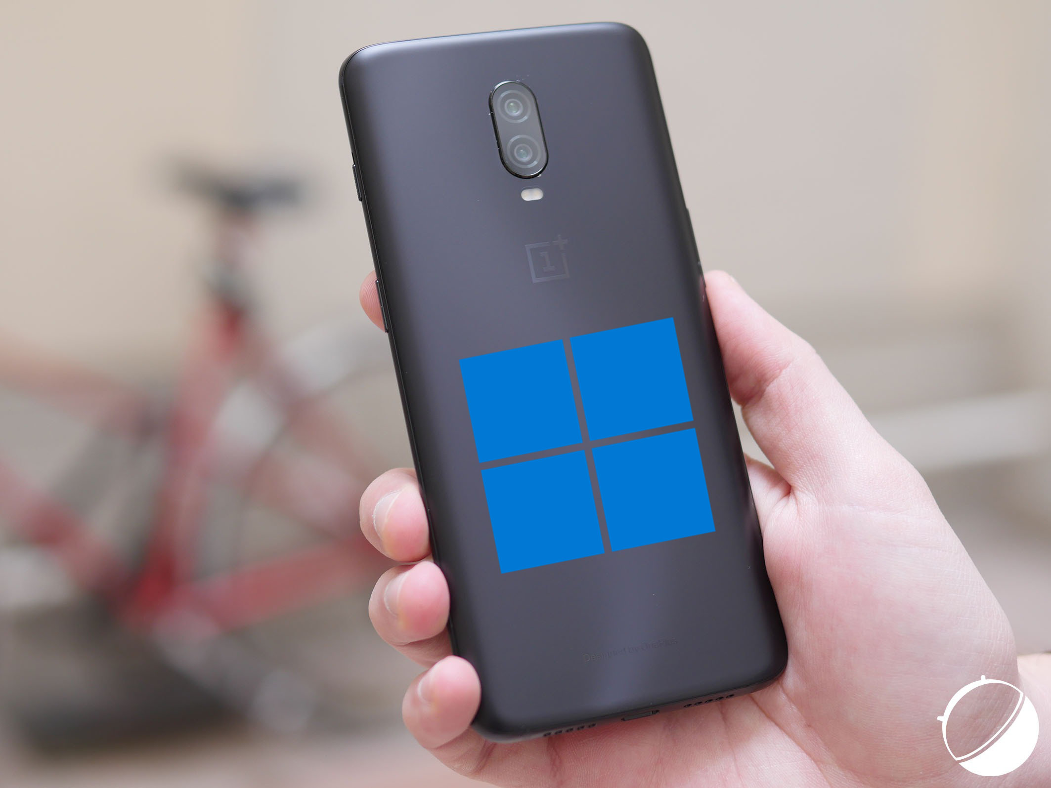 Un OnePlus 6T avec le logo Windows 11