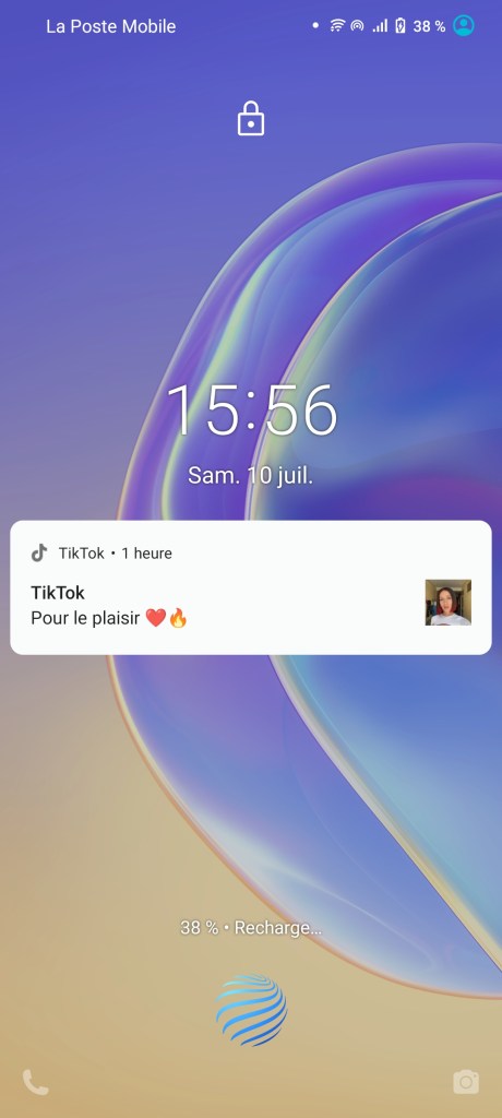 Tik Tok est préinstallé et il le fait savoir...