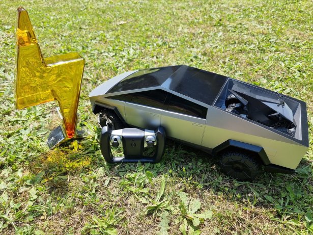 Le Cybertruck et la Carafe Tesla // Source : Bob Jouy pour Frandroid