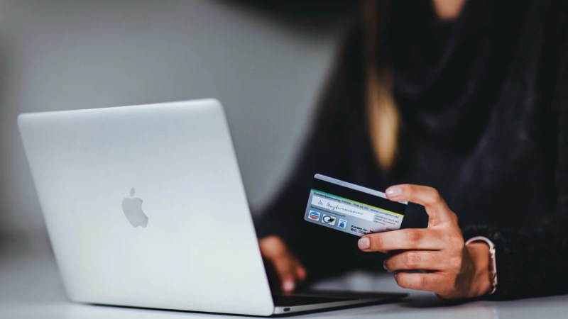 Il n’y a pas que Revolut qui pète le feu : cette banque en ligne voit sa croissance s’envoler et se lance à la conquête de l’Ouest