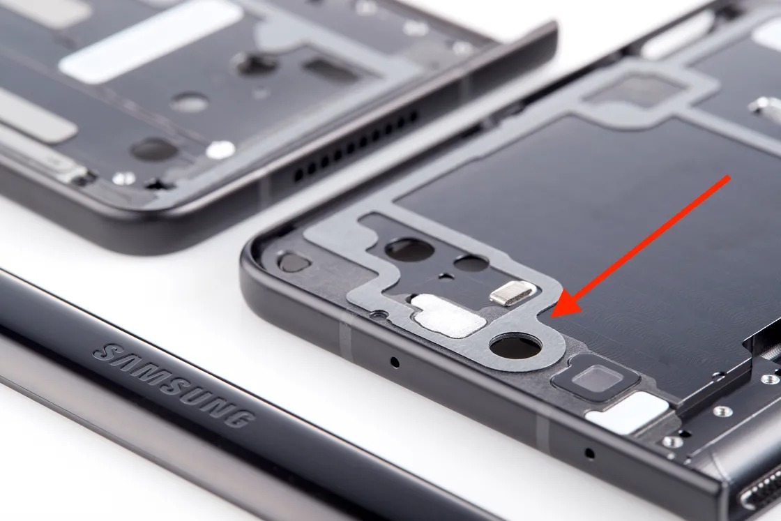 Du ruban adhésif double face sur un Galaxy Z Fold 3 entoure chaque trou sous l&rsquo;écran.