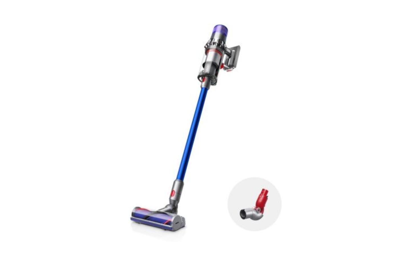 L'aspirateur balai Dyson V11 Motorhead avec un accessoire pour les dessous de meubles.