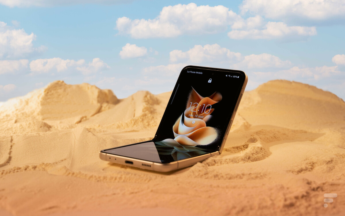 Le Galaxy Z Flip 3 à la plage. // Source : Frandroid - Anthony Wonner et Arnaud Gelineau