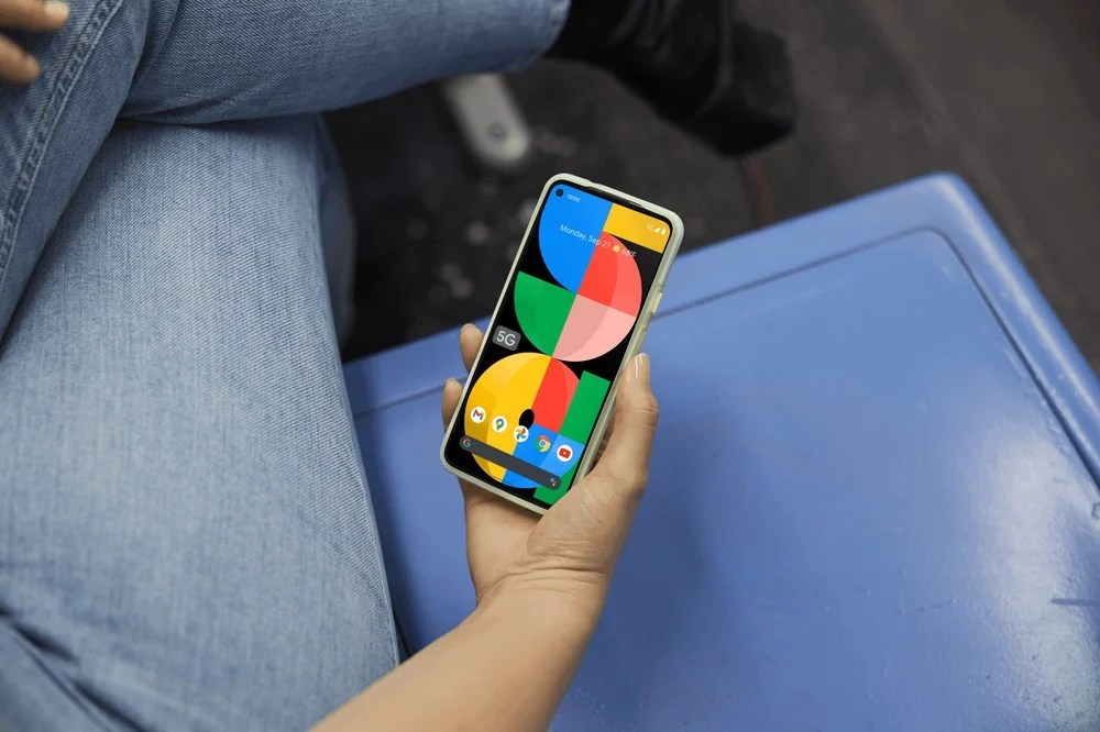 Google Pixel 5a en main