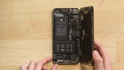 Une batterie d'iPhone XS en train d'être démontée // Source : iFixit