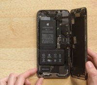 Une batterie d'iPhone XS en train d'être démontée // Source : iFixit