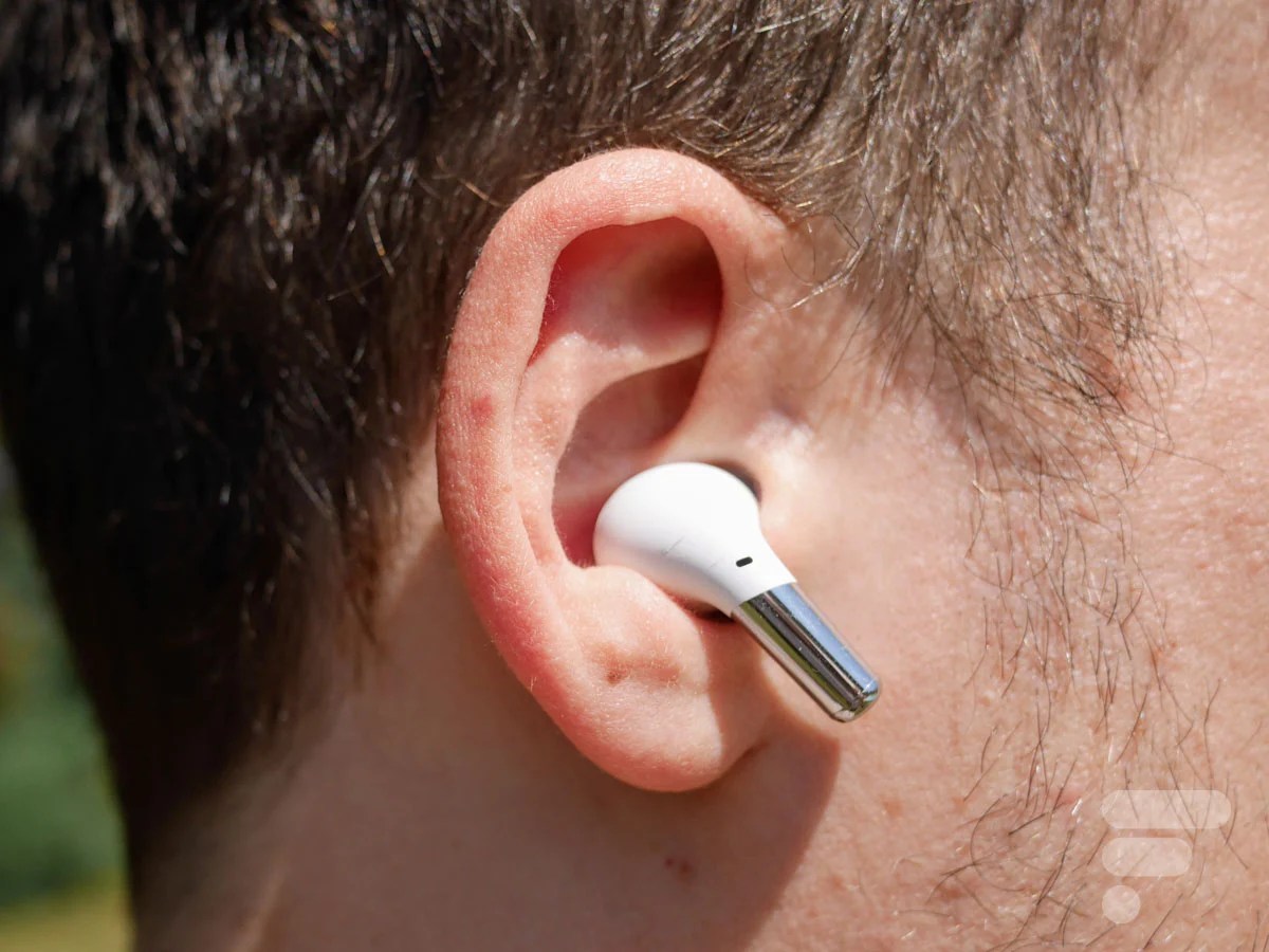 Les OnePlus Buds Pro tiennent bien dans les oreilles