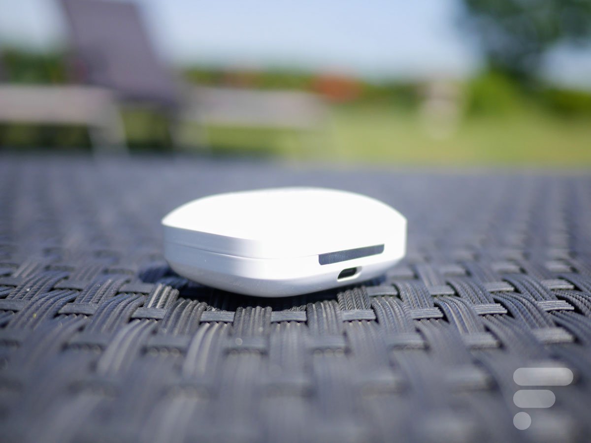 La prise USB-C pour recharger le boîtier des OnePlus Buds Pro