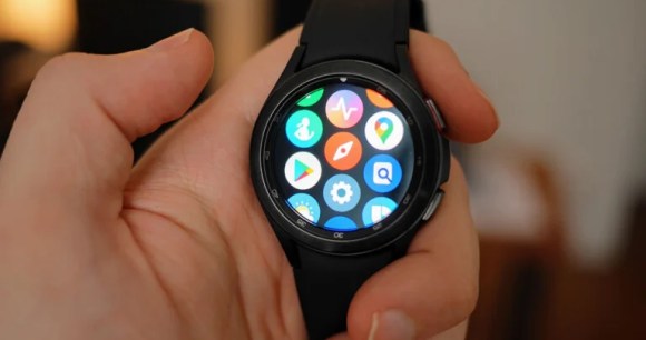 La Samsung Galaxy Watch 4 Classic sous Wear OS // Source : Frandroid