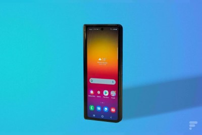 Le Samsung Galaxy Z Fold 3 dans son format smartphone // Source : Anthony Wonner - Frandroid