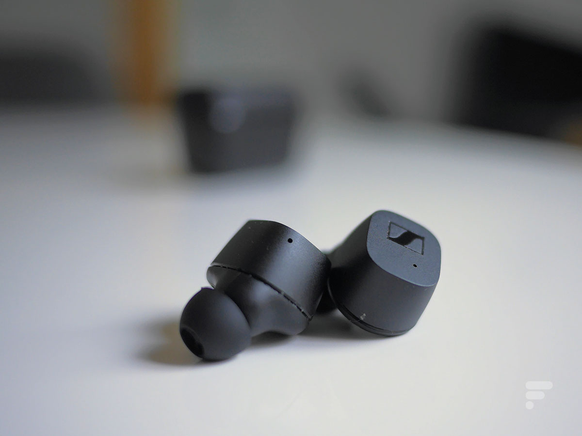 Les Sennheiser CX True Wireless sont imposants dans les oreilles