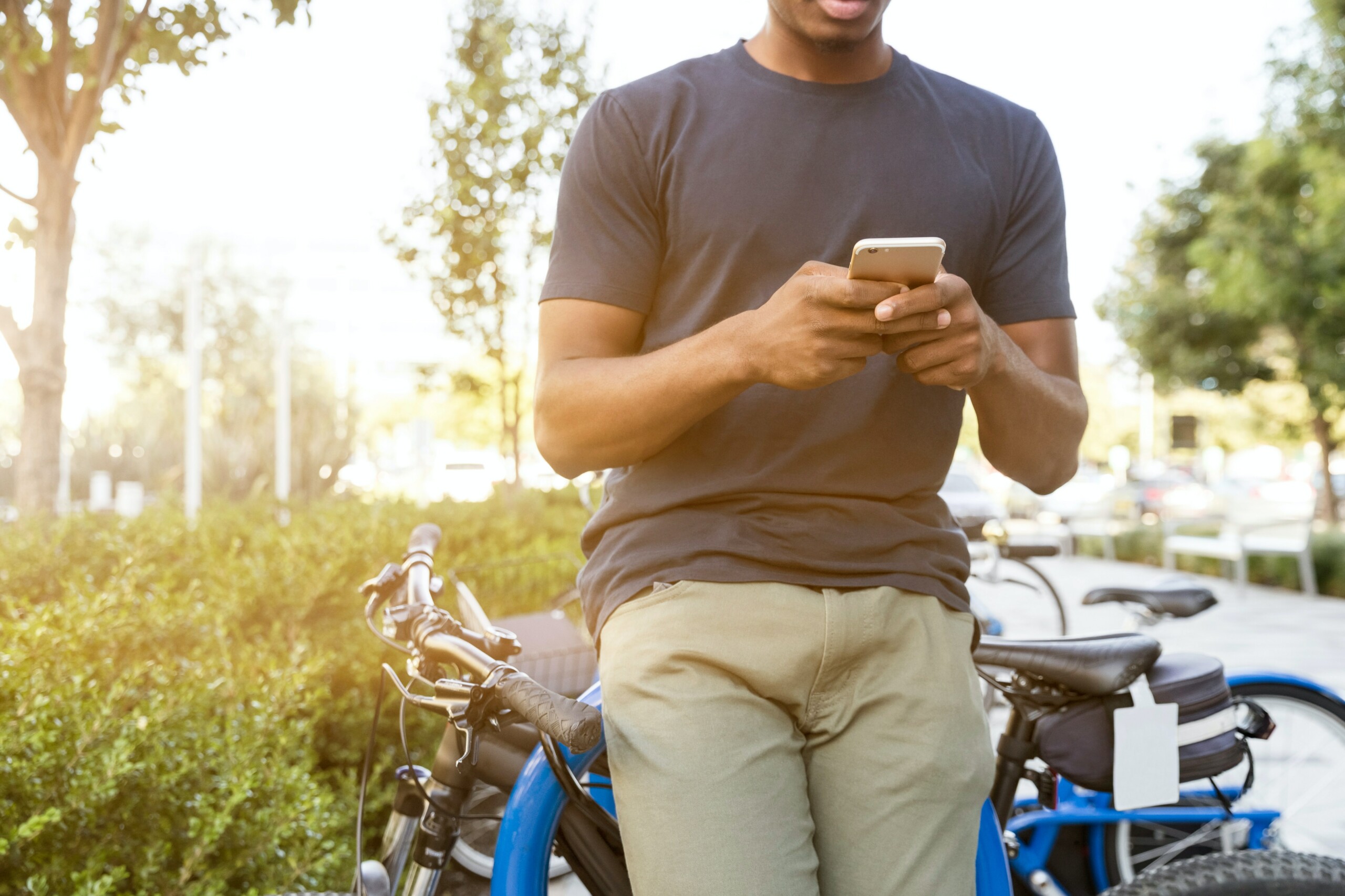 Homme utilisant un smartphone