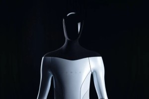 Tesla Bot : Elon Musk présente un robot humanoïde du futur avec l’IA d’une Tesla