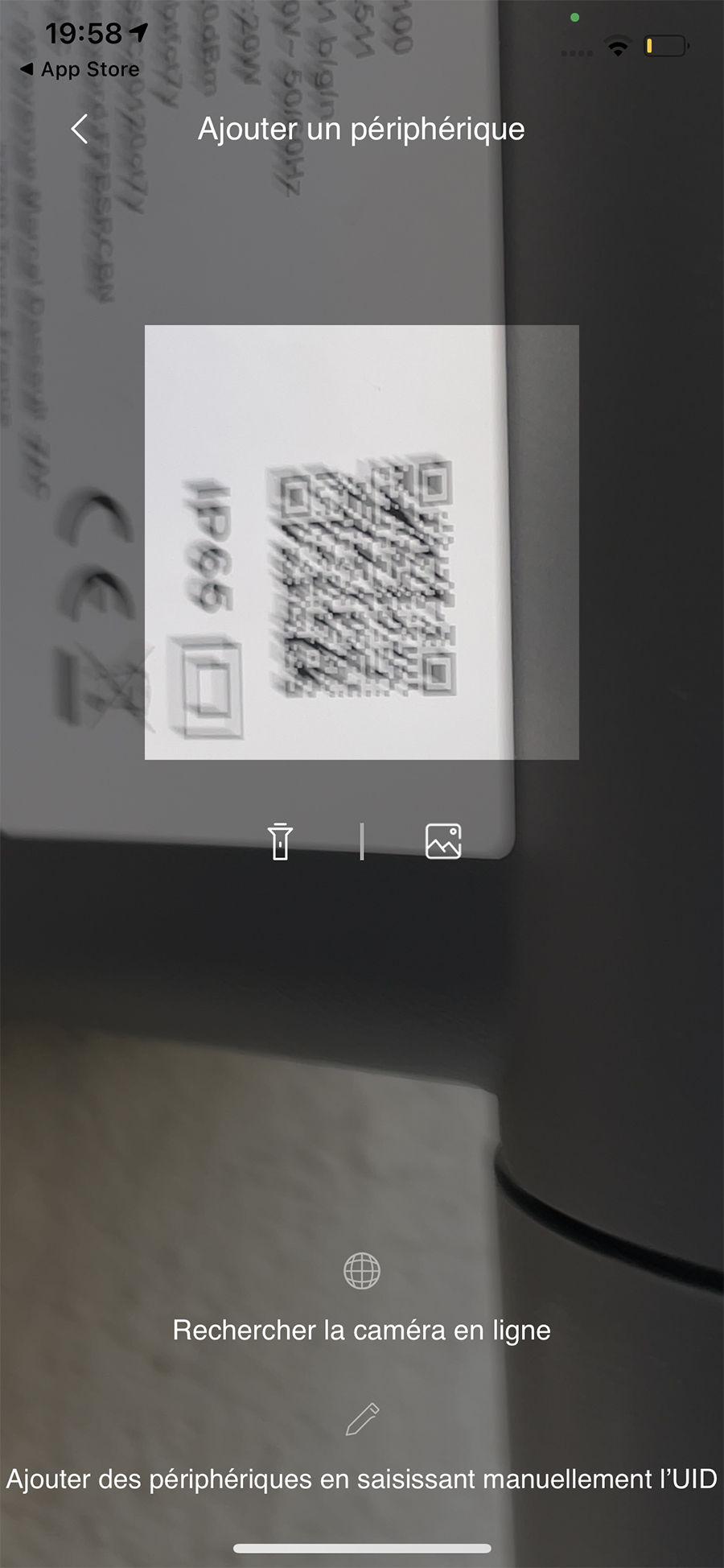 Le QR Code sur le côté de la caméra sert à l’identification par l’app // Source : Frandroid - Yazid Amer