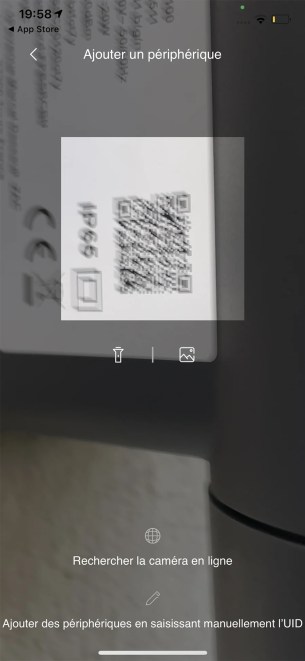 Le QR Code sur le côté de la caméra sert à l’identification par l’app // Source : Frandroid - Yazid Amer
