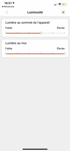 Vous pouvez paramétrer la puissance lumineuse vers le haut et contre le mur indépendamment // Source : Frandroid - Yazid Amer