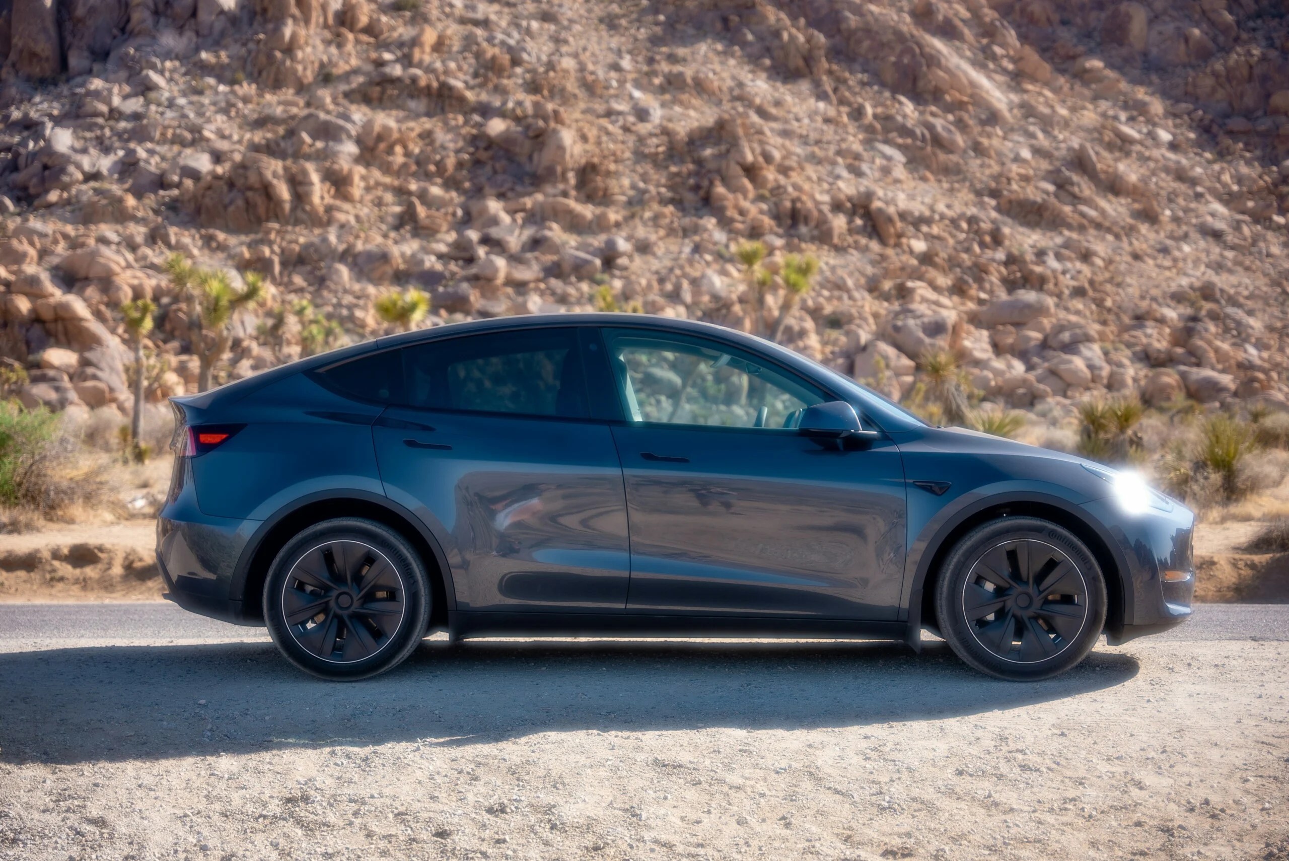 La Tesla Model Y Gris Nuit Métallisé // Source : Tyler Casey - Unsplash