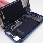 Un iPhone 13 ouvert dont on peut apercevoir la batterie. // Source : Restore Technique