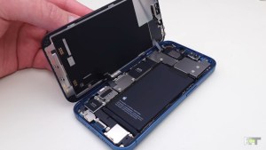 Un iPhone 13 ouvert dont on peut apercevoir la batterie. // Source : Restore Technique
