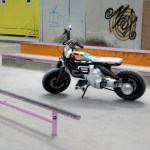 BMW : entre scooter et moto, ce concept électrique urbain veut séduire les jeunes générations