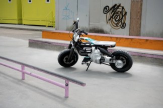 BMW : entre scooter et moto, ce concept électrique urbain veut séduire les jeunes générations
