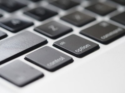 Le clavier d'un MacBook // Source :  Jess Bailey via Unsplash
