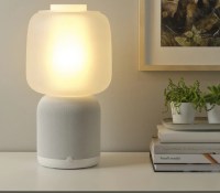 La lampe de table avec enceinte Sonos // Source : IKEA