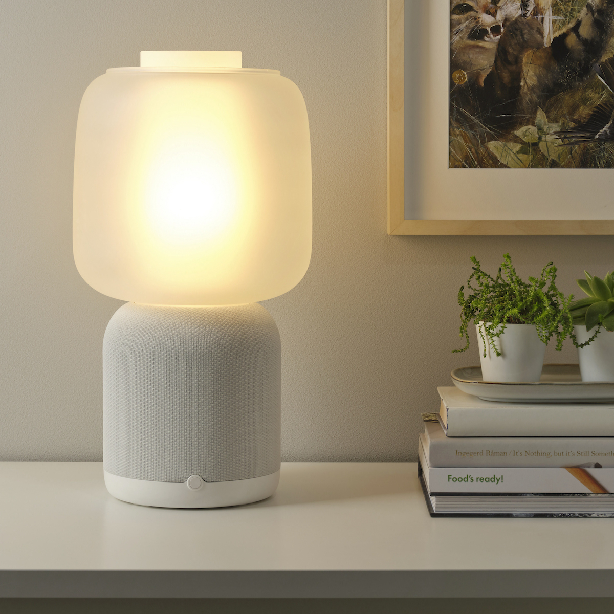 La lampe de table avec enceinte Sonos // Source : IKEA