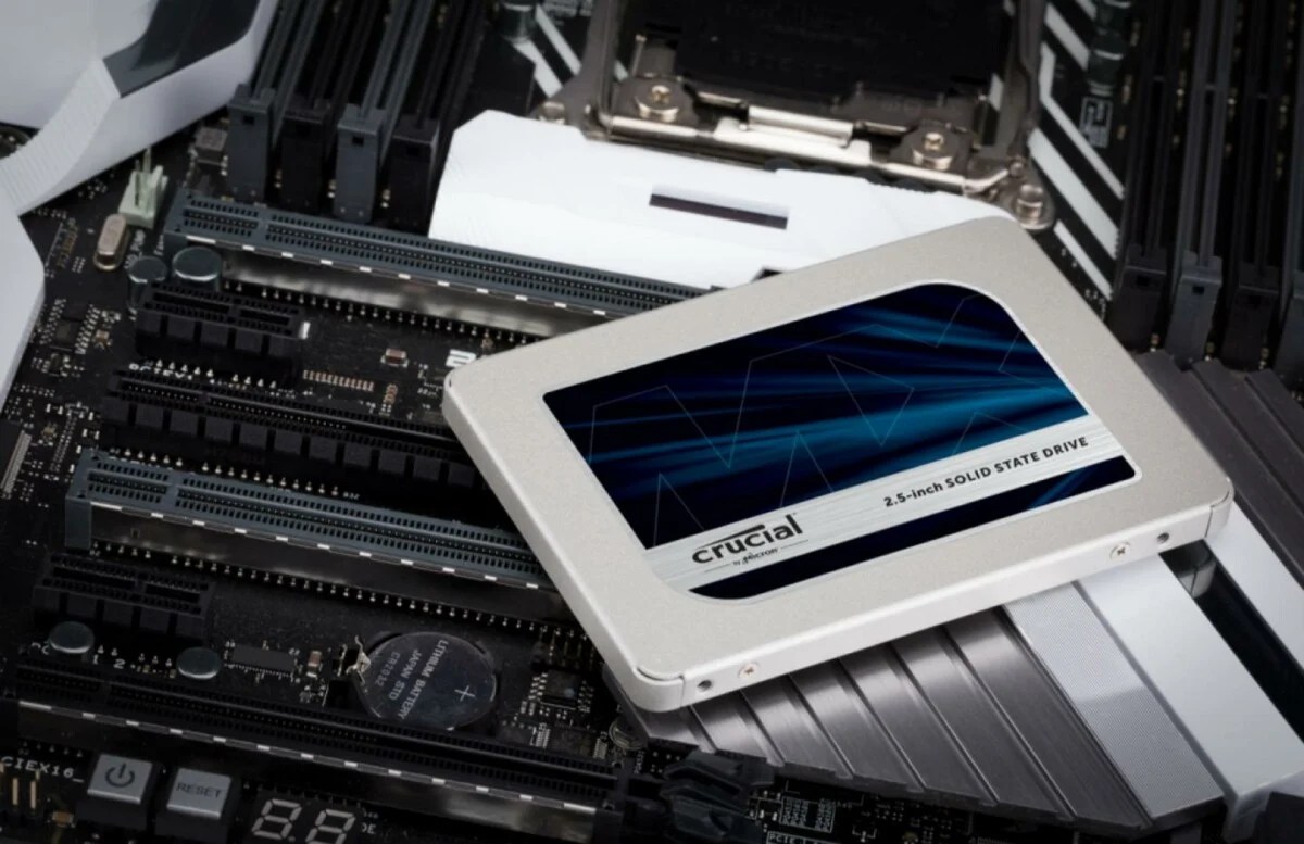 Le SSD Crucial MX500 d'une capacité de 2 To de stockage