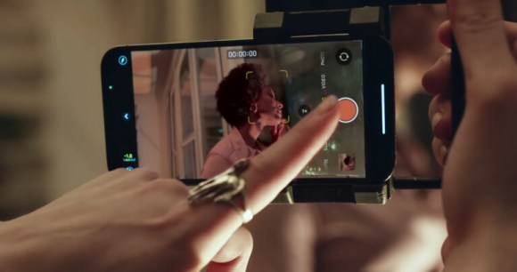 Sur iPhone, une lumière verte signale lorsque l'appareil photo est utilisé // Source : Apple
