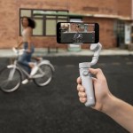 DJI OM 5 : le nouveau stabilisateur pour smartphone fait également perche à selfie