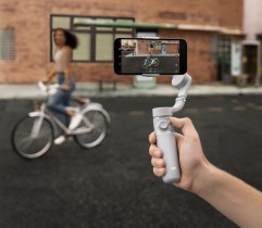 DJI OM 5 : le nouveau stabilisateur pour smartphone fait également perche à selfie